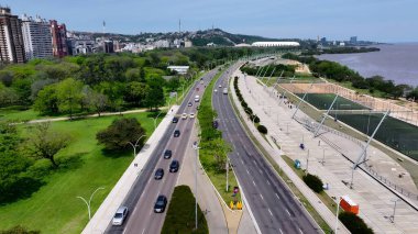 Porto Alegre Rio Grande Do Sul Brezilya 'da trafik bulvarı. Yüksek katlı binaların ve şehir yaşamını gösteren trafik gösterilerinin havadan görüntüsü. Şehir Bulutları Gökyüzü Arkaplanı Şehir. Şehir dışındaki ünlü..