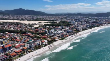 Florianopolis Santa Catarina Brezilya 'daki Ingleses Plajı. Büyüleyici Tropikal Sahne Sahnesi Yukarıdan Görünüyor. Sahil Bulutları Yaz mevsimi. Sahil Kapısı Kapsama Alanı Geniş.