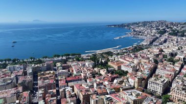Napoli 'nin silueti Napoli Campania İtalya' da. Büyüleyici Tropikal Sahne Sahnesi Yukarıdan Görünüyor. Metropolitan Manzara Gökdelenleri. Güzel. Metropolitan Şehir. Napoli Campania.