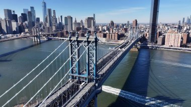 Manhattan 'daki Manhattan Köprüsü New York Birleşik Devletleri. Köprü, şehrin karşısındaki trafik akışının görüntüsünü veriyor. Şehir merkezindeki iş dünyası. Şehir merkezinin dışında Panning Wide 'da. Manhattan New York.