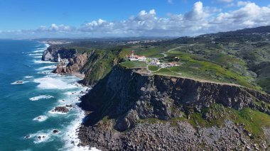 Lizbon 'un Sintra bölgesindeki Roca Cape Cliffs. Yaz tatilinde harika bir sahil manzarası olan kuş bakışı. Issız Manzara Cenneti Vibrant. Terkedilmiş Yaz Zamanı.