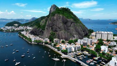 Rio de Janeiro Rio de Janeiro Brezilya 'daki Sugarloaf Dağı. Turkuaz Okyanus Dalgaları Tropik Sahile Yavaşça Çarpıyor. Issız Manzara Cenneti Vibrant. Terkedilmiş Yaz Zamanı.