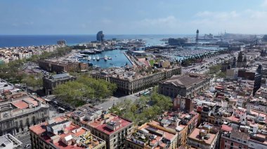 Barcelona Katalonya İspanya 'da Barselona Skyline. Yaz tatilinde harika bir sahil manzarası olan kuş bakışı. Sahil Gökyüzü Sahil Kıyısı Yaz Zamanı. Deniz kenarındaki panoramik. Barselona Katalonya.