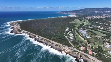 Lizbon 'un Cascais bölgesindeki Cascais Skyline. Turkuaz Okyanus Dalgaları Tropik Sahile Yavaşça Çarpıyor. Ada Hayatı Manzarası Huzurlu Güzel. Huzurlu. Lizbon 'un Cascais Bölgesi.