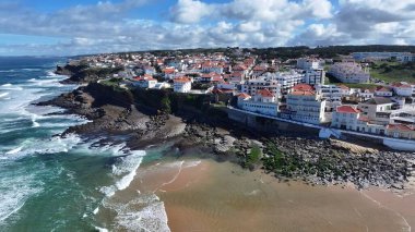 Portekiz 'in Sintra Lizbon bölgesindeki sahil köyü. Kristal berrak sularla sersemletici sahilin havadan görünüşü. İnşaat Manzarası Panoramik Şehir Görünümü Meşgul. Panoramik Şehir Görünümü.