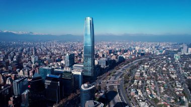 Santiago Metropolitan Bölgesi Şili 'deki tarihi bina. Yüksek katlı binaların ve şehir yaşamını gösteren trafik gösterilerinin havadan görüntüsü. İş Bulutları Gökyüzü Şehir Merkezi. Arkaplan Ünlü.