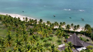 Arraial Dajuda Sahili, Dajuda Bahia Brezilya. Turkuaz Okyanus Dalgaları Tropik Sahile Yavaşça Çarpıyor. Issız Manzara Cenneti Vibrant. Terk edilmiş yaz zamanı. Arraial dAjuda Bahia.