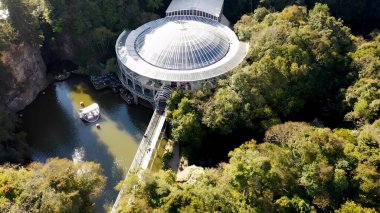 Curitiba Parana Brezilya 'daki Opera De Arame. Şehrin çarpıcı ikonik eğlence parkının kuş bakışı görüntüsü. Şehir Gökyüzü Arkaplanı Kentsel. Şehir merkezinin yukarısında. Curitiba Parana.