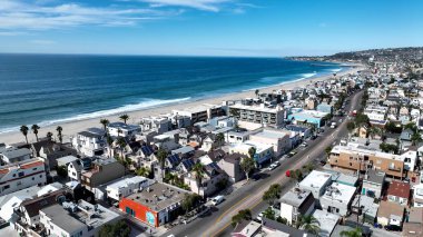 San Diego, Kaliforniya 'daki Pasifik Plajı. Büyüleyici Tropikal Sahne Sahnesi Yukarıdan Görünüyor. Şehir merkezindeki iş dünyası. İş geçmişleri ünlüdür. San Diego California.