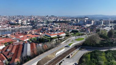 Gaia Skyline in Vila Nova De Gaia Porto Bölgesi Portekiz. İnanılmaz Skysraper 'lar ve caddedeki trafik yukarıdan izleniyor. Endüstriyel Peyzaj Ticari Binası Güzel.