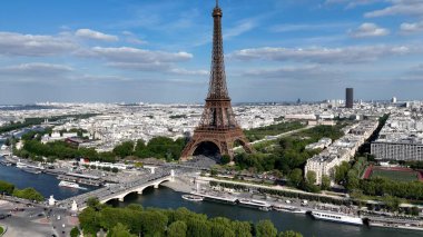 Fransa 'nın Paris Adası' ndaki Eyfel Kulesi. Fransa 'nın başkentindeki Seine Nehri' nin nefes kesici manzarası. İş Bulutları Gökyüzü Şehir Merkezi. Özgeçmişleri meşhurdur. Fransa 'nın Paris Adası.