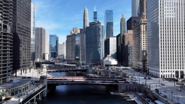 Chicago Skyline, Chicago Illinois Birleşik Devletleri. Yüksek binaları ve trafiği olan hareketli bir şehrin havadan görünüşü. Şehir Gökyüzü Arkaplanı Kentsel. Açık Arkaplan Panoramik Şehir.