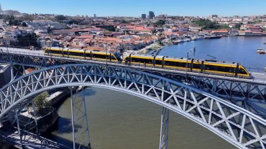 Porto Portekiz 'deki I. Luis Köprüsü. Şehirdeki Şehir Tren İstasyonu 'nun Ulaşım Merkezi. İş Bulutları Gökyüzü Şehir Merkezi. İş dünyası geniş çaplı. Porto Portekiz.
