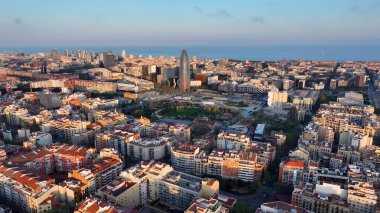 Barselona Katalonya Topluluğu 'ndaki Sunset Glories Kulesi. Gökdelenleri Şehir Merkezi Şehir Yaşamını Yansıtıyor. İnşaat endüstrisi Skyline binaları meşgul. Endüstriyel Şehir Binaları.