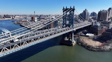 Manhattan 'daki Manhattan Köprüsü New York Birleşik Devletleri. Trafik, modern bir kablolu yayın konsolu köprüsünün karşısına geçiyor. Şehir merkezindeki iş dünyası. Şehir merkezinin dışında Panning Wide 'da. Manhattan New York.