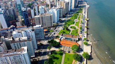 Sao Vicente Sao Paulo Brezilya 'da Santos Skyline. Kuşlar, sokaklar ve binalarla çarpıcı şehir manzarasına bakıyor. Issız Manzara Cenneti Vibrant. Terk edilmiş yaz zamanı. Sao Vicente Sao Paulo.