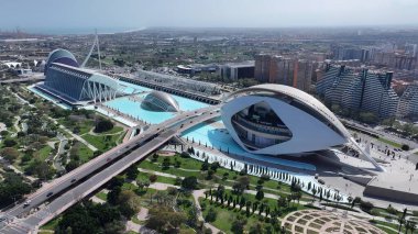 Valencia İspanya 'da Valencia Skyline. Gökdelen 'in havadan görünüşü ve şehir caddesinde yoğun trafik. Altyapı Skyline Panoramic City View Awesome. Altyapı Şehir Manzarası. Valencia İspanya.