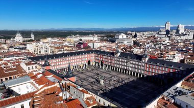 İspanya, Madrid Belediye Başkanı Meydanı. Yoğun caddeler ve binalarla çevrili bir şehir parkının havadan görünüşü. İnşaat Manzarası Panoramik Şehir Görünümü Meşgul. Panoramik Şehir Manzarası. Madrid İspanya.