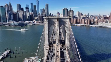 Manhattan 'daki Brooklyn Köprüsü New York Birleşik Devletleri. Tarihi Caddeleri birbirine bağlayan ikonik köprü yapısı. Şehir merkezinde Gökyüzü Bulutları. Şehir merkezinin dışında. Ünlü. Manhattan New York.