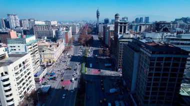 Santiago Skyline Şili 'de. Yukarıdan canlı bir şehrin telaş ve koşuşturmasını yakalamak. Metropolitan Manzara Gökdelenleri. Güzel. Metropolitan Şehir. Santiago Şili.