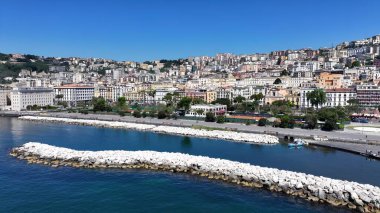 Napoli Campania İtalya 'daki Villa Comunale Parkı. Yeşillik ağaçlarıyla çevrili yeşil alanın havadan görünüşü. Metropol Manzarası Panoramik Şehir Manzarası Güzel. Kentsel Panoramik Şehir Görünümü.