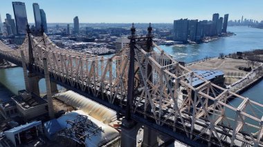 New York, Manhattan 'daki Queensboro Köprüsü. Trafik, modern bir kablolu yayın konsolu köprüsünün karşısına geçiyor. Şehir merkezinde Gökyüzü Bulutları. Şehir merkezinin dışında. Ünlü. Manhattan New York.