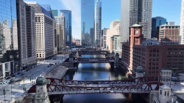 Chicago Riverwalk, Chicago Illinois Birleşik Devletleri. Gökdelenleri Şehir Merkezi Şehir Yaşamını Yansıtıyor. Şehir Gökyüzü Arkaplanı Kentsel. Şehir merkezinin yukarısında. Chicago Illinois.