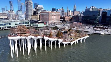 Manhattan, New York 'taki 57. iskele. Şehir merkezinin modern binalarla dolup taşması. Şehir Bulutları Gökyüzü Arkaplanı Şehir. Şehir dışındaki ünlü. Manhattan New York.