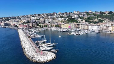 Napoli 'nin silueti Napoli Campania İtalya' da. Turkuaz Okyanus Dalgaları Tropik Sahile Yavaşça Çarpıyor. Şehir merkezinde Gökyüzü Bulutları. Şehir merkezinin dışında. Ünlü. Napoli Campania.