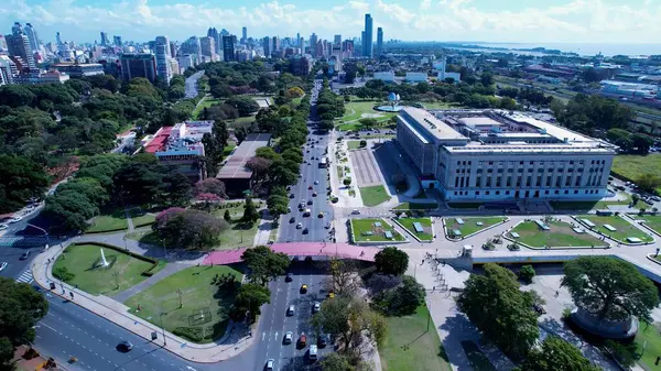 Buenos Aires Arjantin 'de Buenos Aires Skyline. Ünlü Botanik Bahçesi şehri geziyor. Şehir merkezindeki iş dünyası. Şehir merkezinin dışında Panning Wide 'da. Buenos Aires Arjantin.