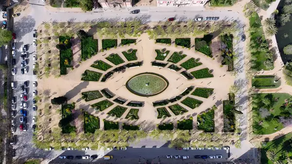 Katalonya 'nın Barselona bölgesindeki Ciutadella Parkı. Şehrin ünlü eğlence parkının nefes kesici hava manzarası. Şehir Gökyüzü Arkaplanı Kentsel.