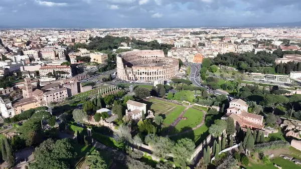 Roma Kolezyumu, Lazio İtalya. Şehir merkezinin modern binalarla dolup taşması. Şehir merkezinde Gökyüzü Bulutları. Şehir merkezinin dışında. Ünlü. Roma Lazio.