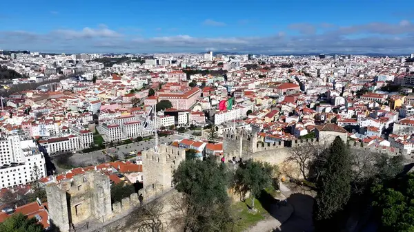 Lizbon 'daki Sao Jorge Kalesi. Şehrin ünlü bölgesindeki ortaçağ binasının kuş bakışı görüntüsü. Şehir merkezindeki iş dünyası. Şehir merkezinin dışında Panning Wide 'da. Lizbon Portekiz.
