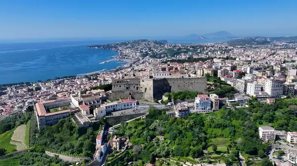 Napoli Campania İtalya 'daki Saint Elmo Kalesi. Şehrin ünlü bölgesindeki ortaçağ binasının kuş bakışı görüntüsü. Şehir merkezindeki İş Gökyüzü Arkaplanı. Şehir merkezindeki panoramik işleri. Napoli Campania.