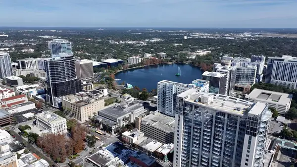 Orlando Skyline Orlando Florida Birleşik Devletleri 'nde. Modern Cam Gökdelen, Hareketli Şehrin Üzerinde Yükseliyor. Altyapı Skyline Gökdelenleri çarpıcı. Altyapı Mimarlık Şirketi.