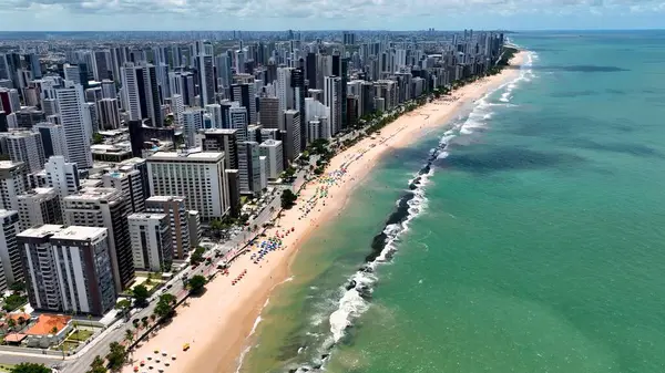 Pernambuco Brezilya 'daki Boa Viagem Plajı. Şehir merkezinin modern binalarla dolup taşması. Sahil Bulutları Yaz mevsimi. Coast Outdoor Panning Wide 'da. Recife Pernambuco.