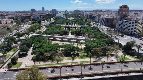 Valencia Valence Community İspanya 'daki Turia Gardens. Yukarıdan canlı bir şehrin telaş ve koşuşturmasını yakalamak. Metropol Manzarası Panoramik Şehir Manzarası Güzel. Kentsel Panoramik Şehir Görünümü.