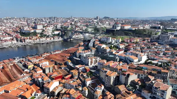 Gaia Skyline in Vila Nova De Gaia Porto Bölgesi Portekiz. İnanılmaz Skysraper 'lar ve caddedeki trafik yukarıdan izleniyor. İş Bulutları Gökyüzü Şehir Merkezi. Arkaplan Panoramik Şehir.
