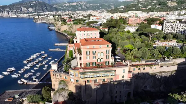Napoli Campania İtalya 'sında Sorrento Skyline. Şehir merkezindeki High Rise Binası ve Yoğun Trafik. Günbatımı Kıyı Bulutları Gökyüzü Şehir Denizi. Sahil şehri. Napoli Campania.