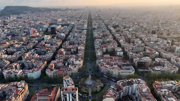 Barselona Katalonya Topluluğu 'nda Sunset Barcelona Skyline. Yüksek binaları ve trafiği olan hareketli bir şehrin havadan görünüşü. Aydınlanma Şehir Binası. Kasaba Açık Panoramik.