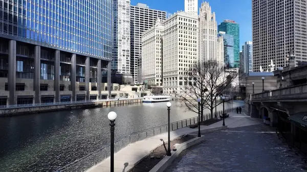 Chicago Riverwalk, Chicago Illinois Birleşik Devletleri. İnanılmaz Skysraper 'lar ve caddedeki trafik yukarıdan izleniyor. Şehir merkezindeki İş Gökyüzü Arkaplanı. Şehir Merkezi Panoramik Şirketi.