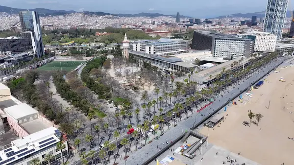 Barcelona Katalonya Topluluğu Barceloneta Parkı İspanya. Şehrin ünlü eğlence parkının nefes kesici hava manzarası. Altyapı Skyline Gökdelenleri Şaşırtıcı.