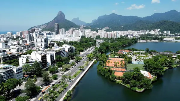 Rio de Janeiro Brezilya 'daki Rodrigo De Freitas Gölü. Kuşların gözü çarpıcı Karanlık Nehir ve Orman Ağaçları 'nı görüyor. Altyapı Skyline Gökdelenleri Şaşırtıcı.