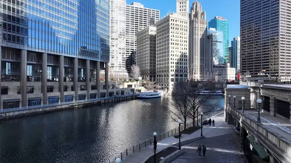 Chicago Riverwalk, Chicago Illinois Birleşik Devletleri. Kuşlar, sokaklar ve binalarla çarpıcı şehir manzarasına bakıyor. Metropolitan Peyzaj Ticari Binası Çarpıcı.