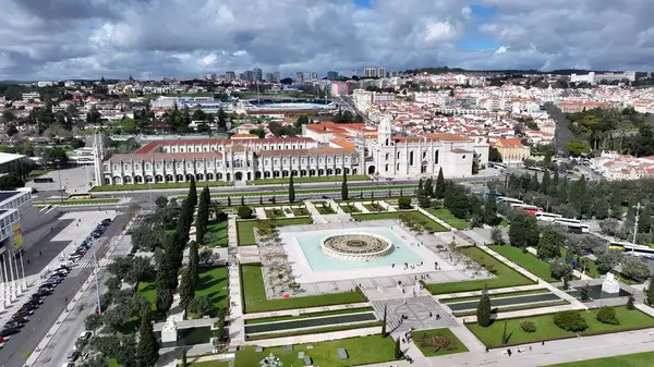 Lizbon 'daki Jeronimos Manastırı. Skyline 'a hükmeden kilise binasının havadan görünüşü. İş Bulutları Gökyüzü Şehir Merkezi. İş dünyası geniş çaplı. Lizbon Portekiz.