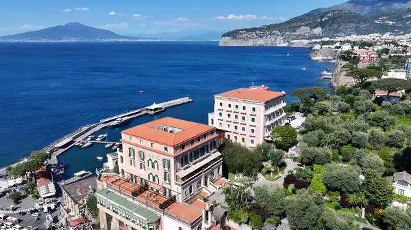 Sorrento 'da Sorrento Sahili, Napoli İtalya. Yaz tatilinde harika bir sahil manzarası olan kuş bakışı. İş Bulutları Gökyüzü Şehir Merkezi. Özgeçmişleri meşhurdur. Sorrento Napoli.