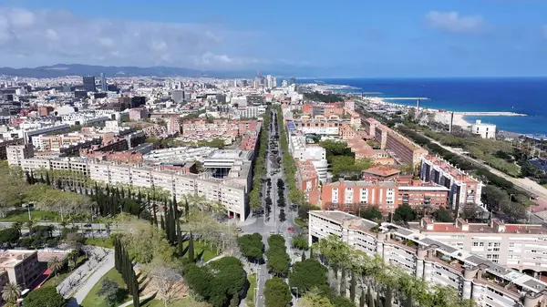 Barselona Skyline Katalonya İspanya Topluluğu 'nda. İnanılmaz Skysraper 'lar ve caddedeki trafik yukarıdan izleniyor. Şehir Gökyüzü Bulutları Şehir Arkaplanı. Şehir merkezinde Geniş Arkaplan.