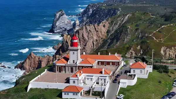 Lizbon 'un Sintra bölgesindeki Roca Burnu Skyline. Sahil şehrindeki hareketli bir deniz fenerinin havadan görünüşü. Kıyı Bulutları Gökyüzü Sahil Denizi. Deniz kenarındaki panoramik. Lizbon Sintra Bölgesi.
