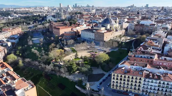 İspanya 'da San Francisco Bazilikası. Yüksek katlı binaların ve şehir yaşamını gösteren trafik gösterilerinin havadan görüntüsü. Endüstriyel Peyzaj Ticari Binası Güzel. Endüstriyel kasaba. Madrid İspanya.