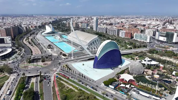 Valencia İspanya 'daki Bilim Müzesi. İnanılmaz Skysraper 'lar ve caddedeki trafik yukarıdan izleniyor. İş Bulutları Gökyüzü Şehir Merkezi. Panoramik Şehir. Valencia İspanya.